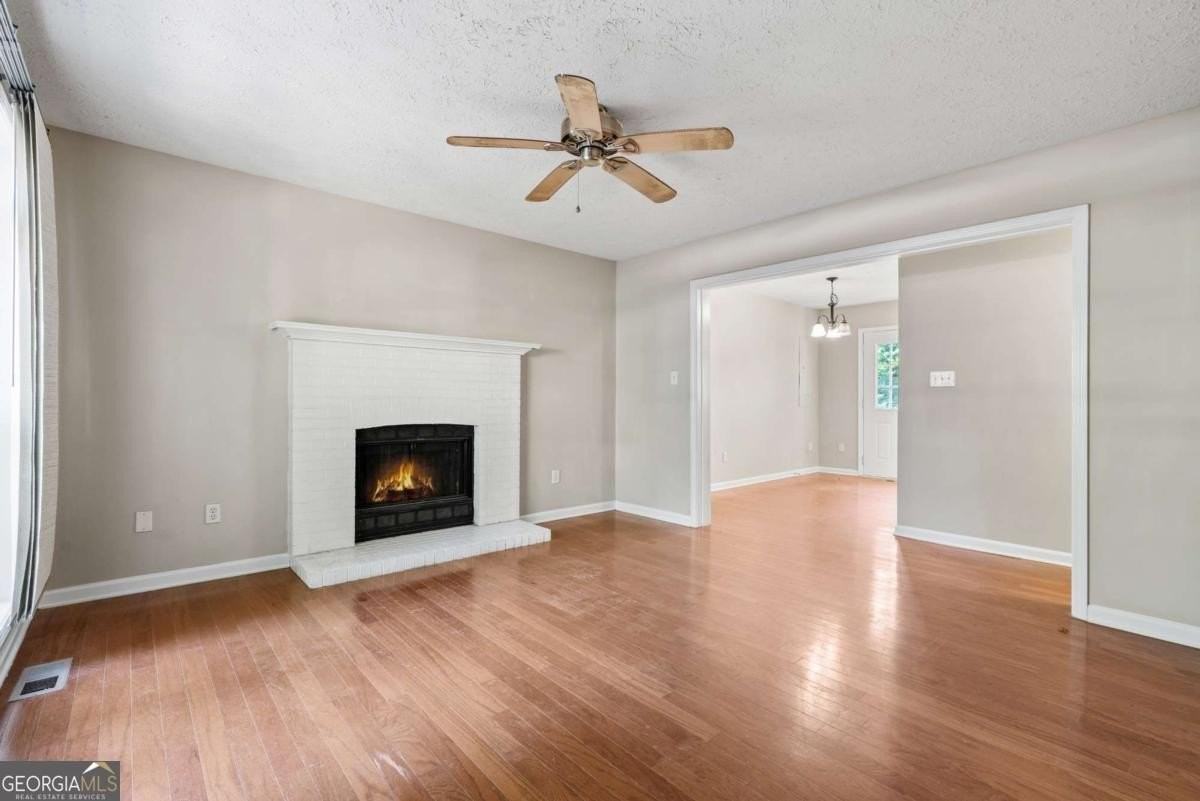 1333 Laura Lane - Photo 2 of 18