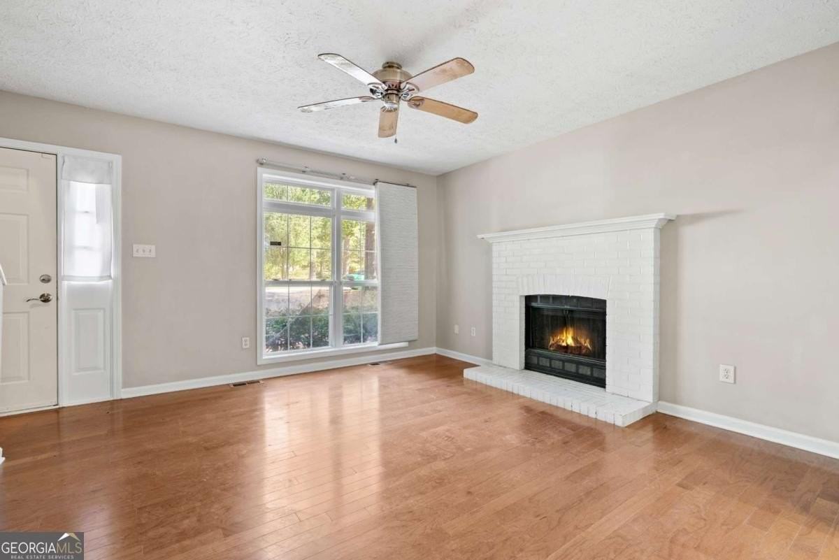 1333 Laura Lane - Photo 3 of 18