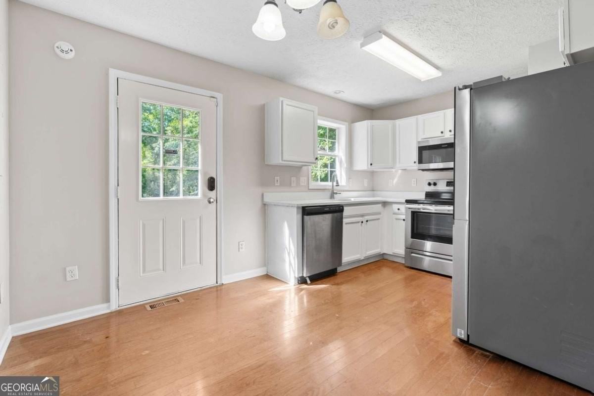 1333 Laura Lane - Photo 4 of 18