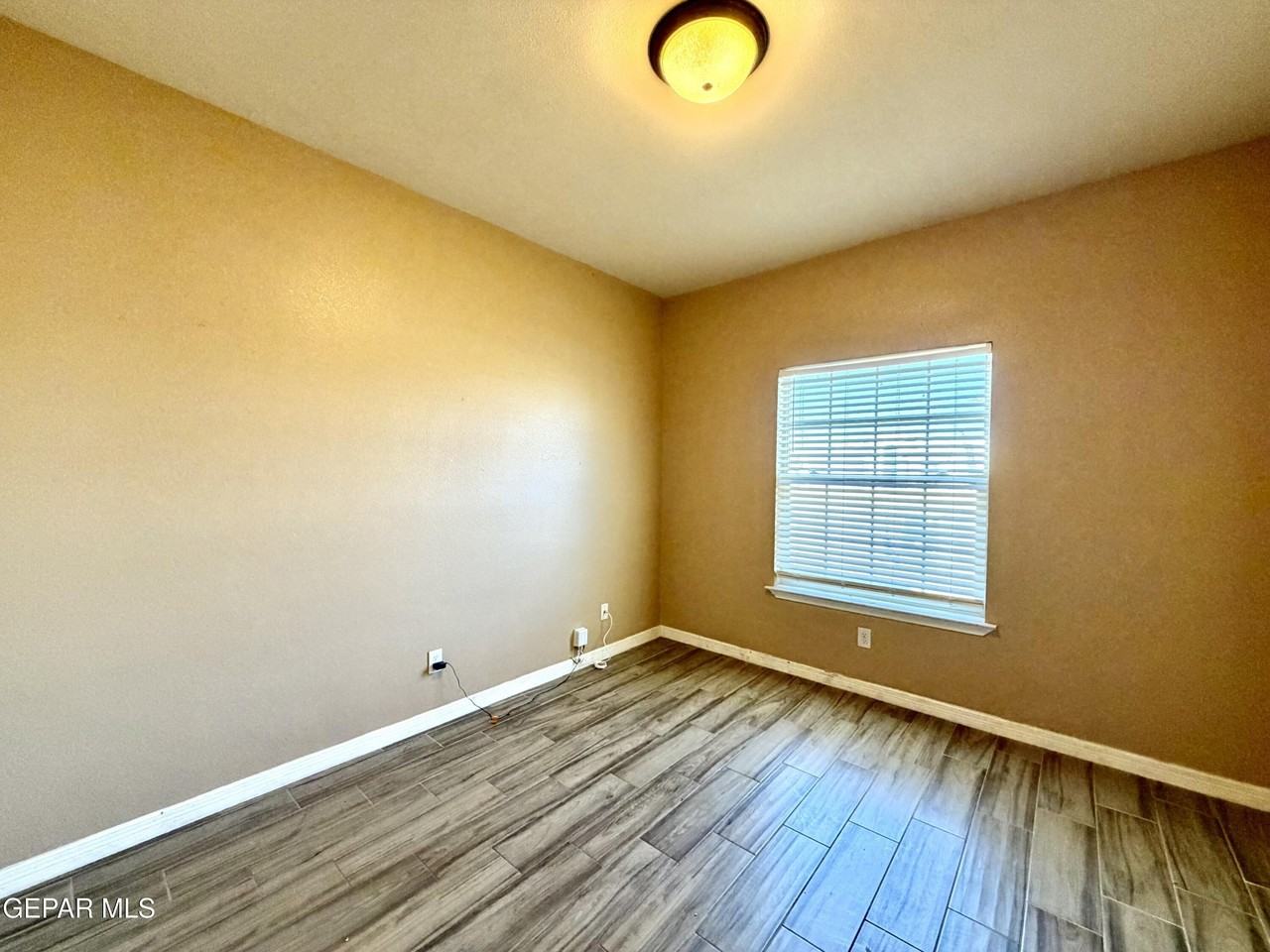 14202 Fabled Point Avenue - Photo 4 of 33