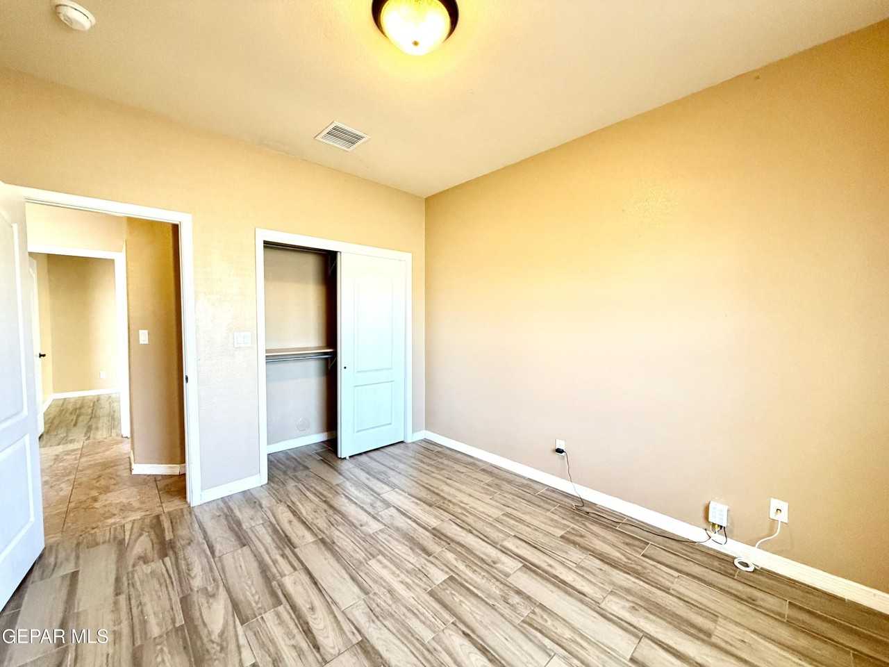 14202 Fabled Point Avenue - Photo 5 of 33