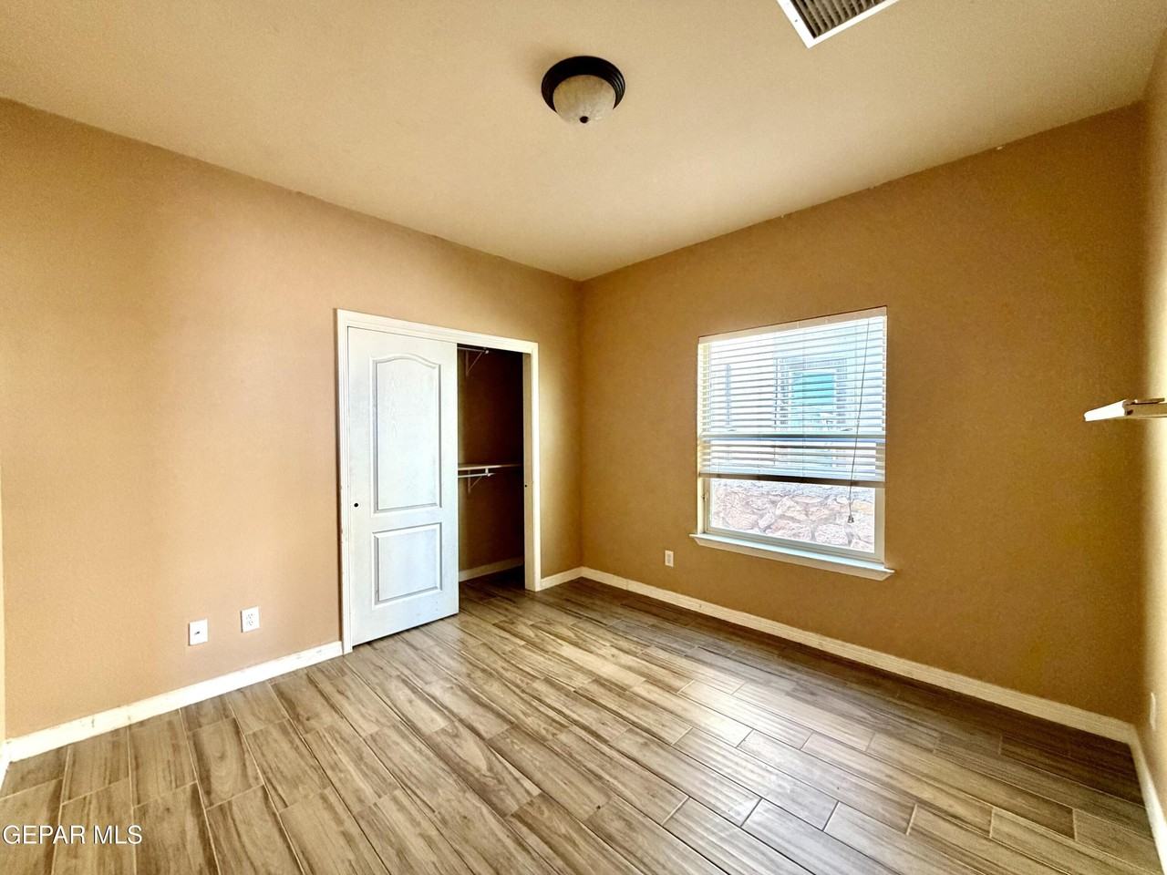 14202 Fabled Point Avenue - Photo 6 of 33