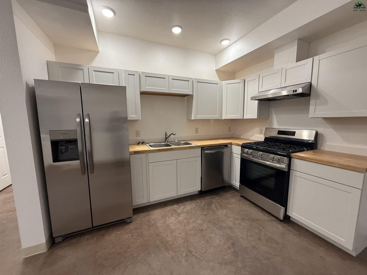 413 E 8th Ave - Photo 2 of 16