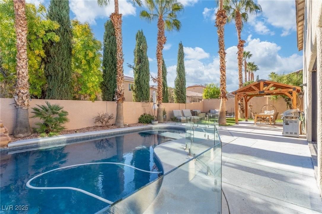 9885 Shadycrest Ct - Photo 4 of 50