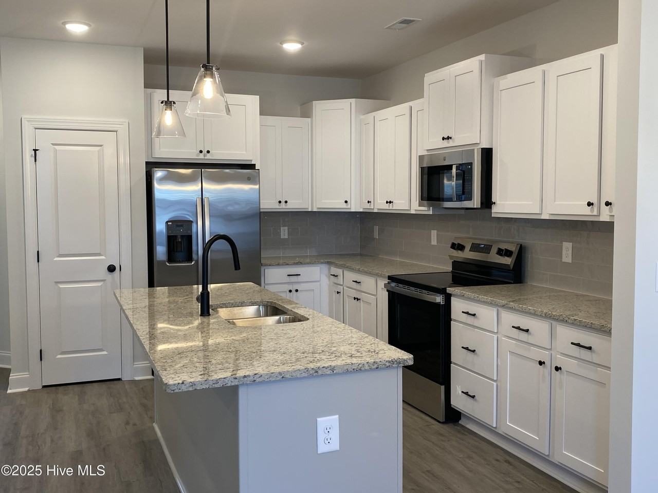 1404 Hartley Ln Apt B - Photo 6 of 24