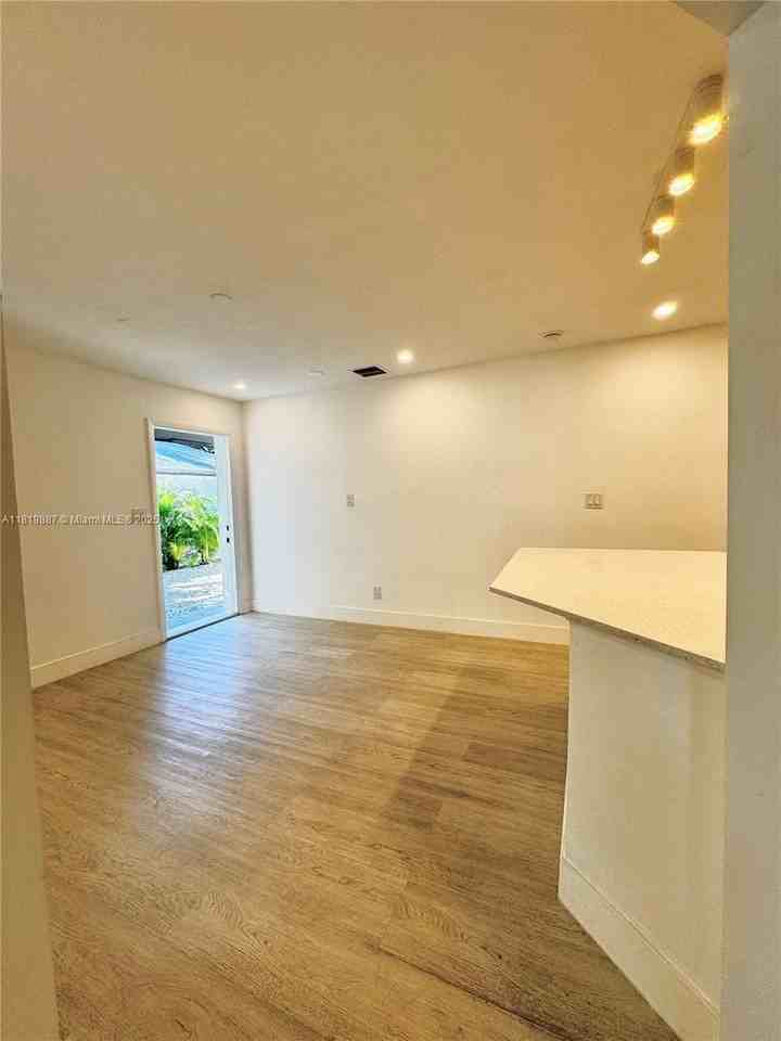 111 Nw 7th Ave #1 - Photo 4 of 28