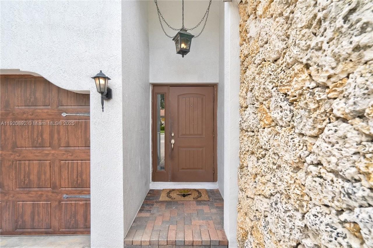 1023 Nw 100th Ave - Photo 2 of 34