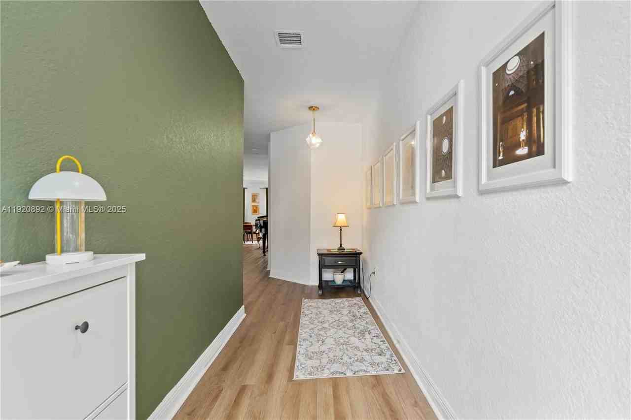 1023 Nw 100th Ave - Photo 3 of 34