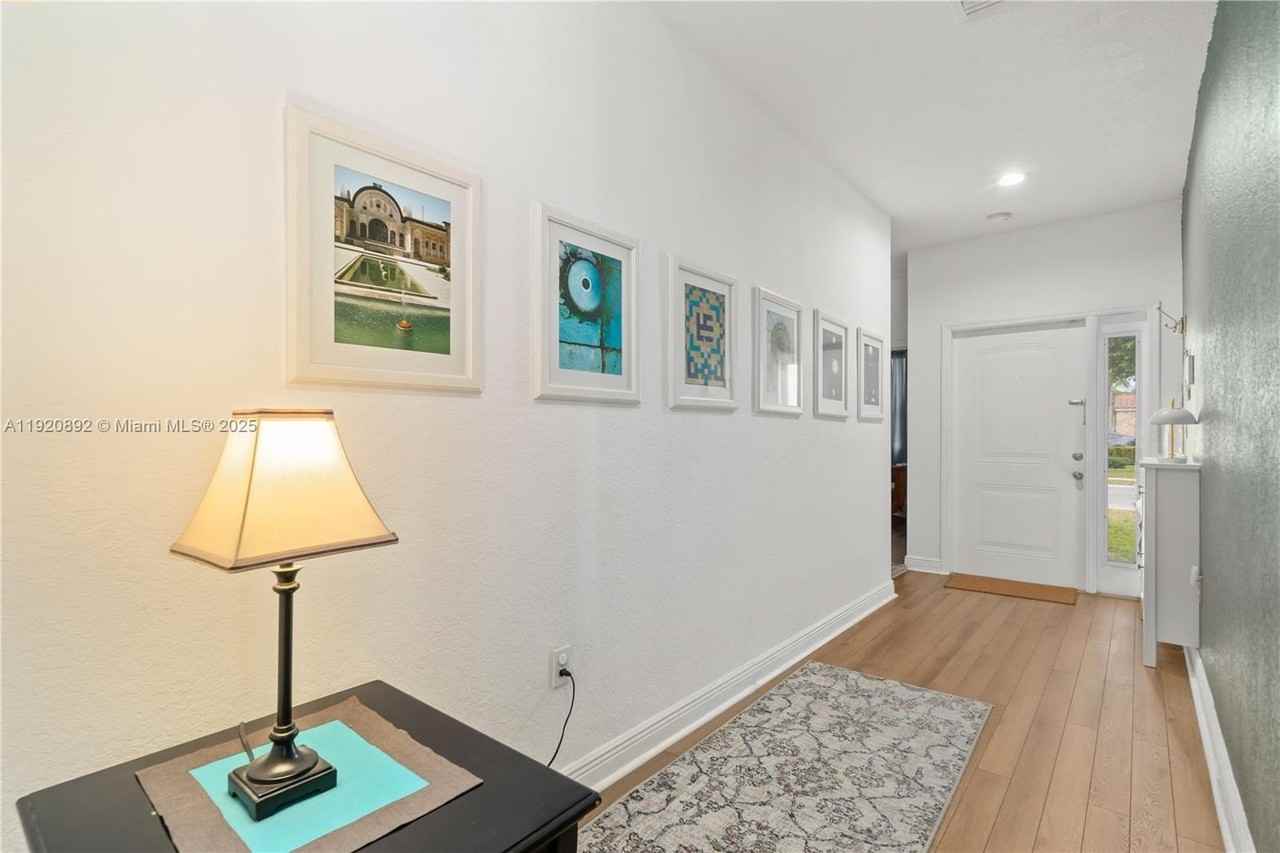 1023 Nw 100th Ave - Photo 4 of 34