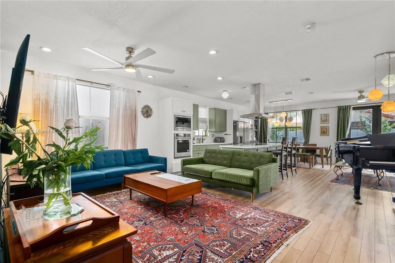 1023 Nw 100th Ave - Photo 5 of 34