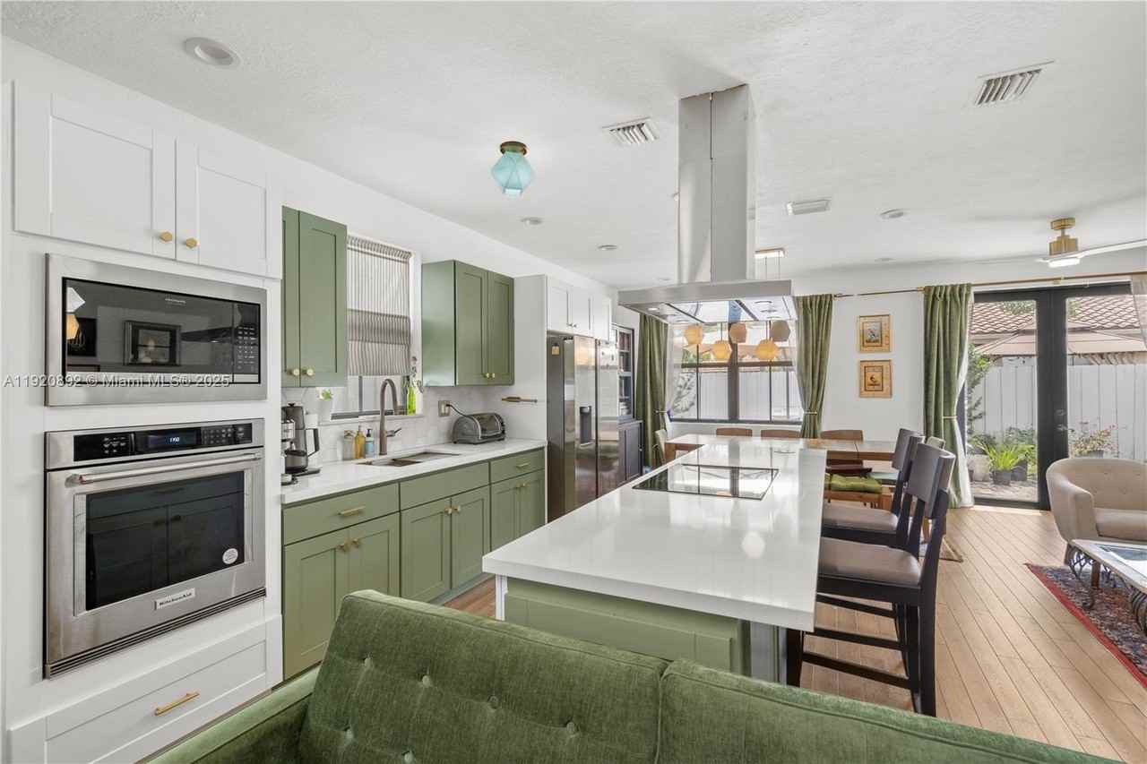 1023 Nw 100th Ave - Photo 7 of 34