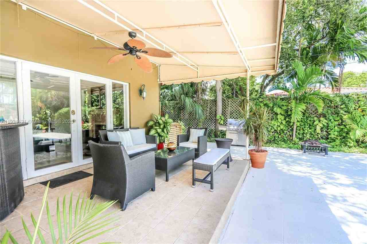 1700 Sw 14th Ave - Photo 7 of 37