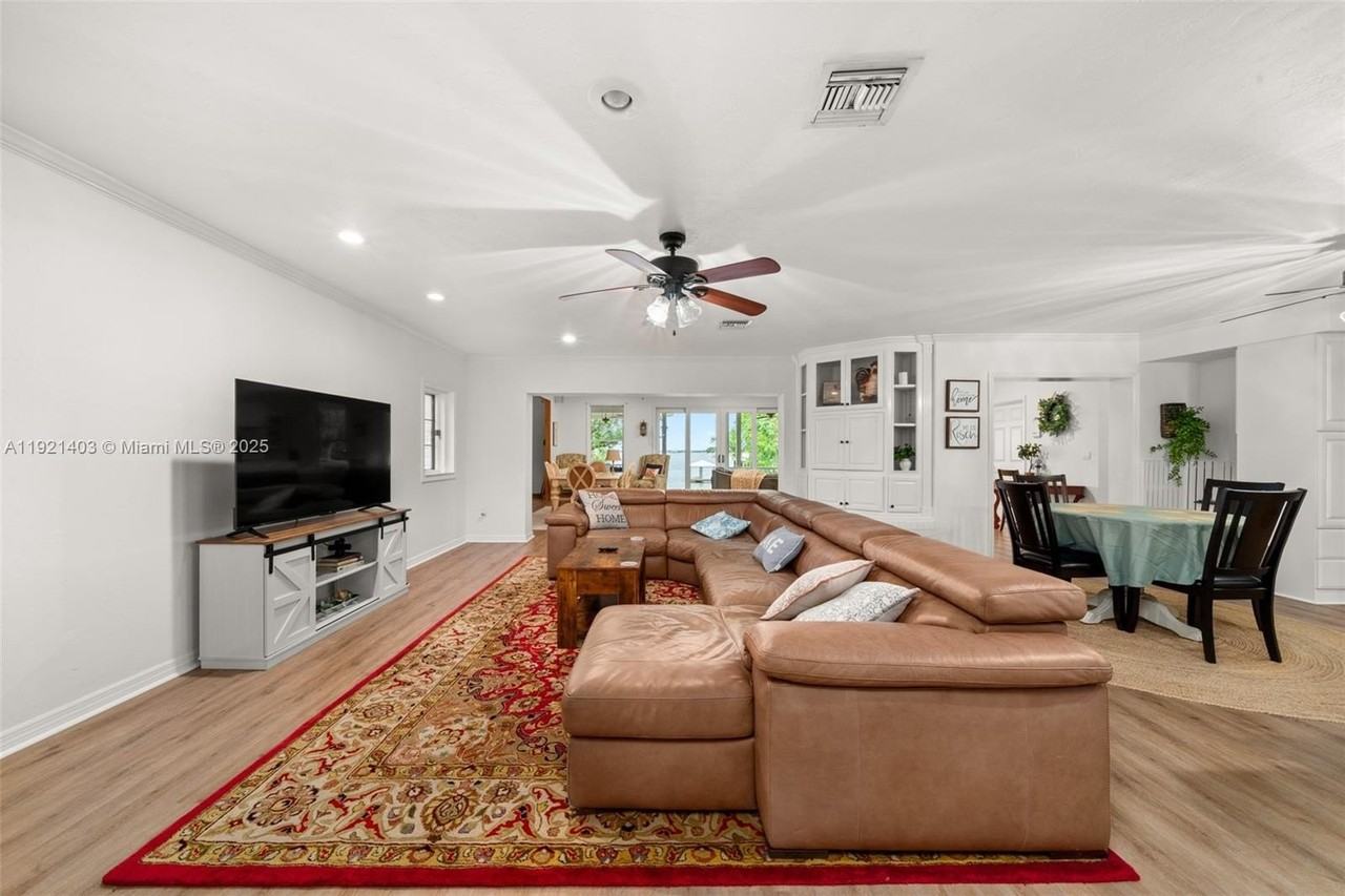 2551 Lakeview Dr - Photo 7 of 50