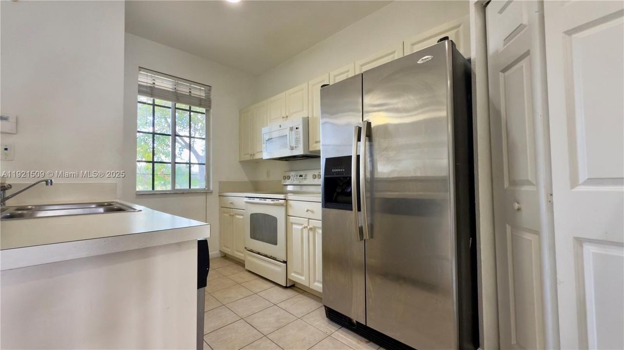 1109 Lucaya Dr - Photo 6 of 48