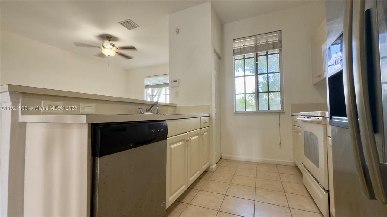 1109 Lucaya Dr - Photo 7 of 48