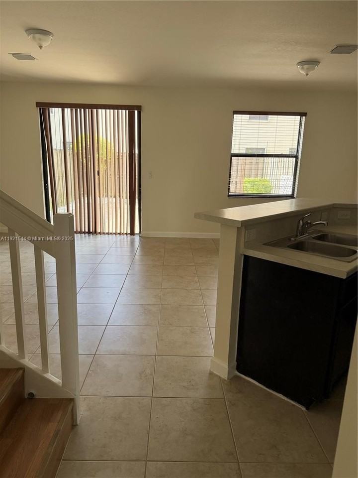 17330 Sw 153rd Ave - Photo 3 of 8