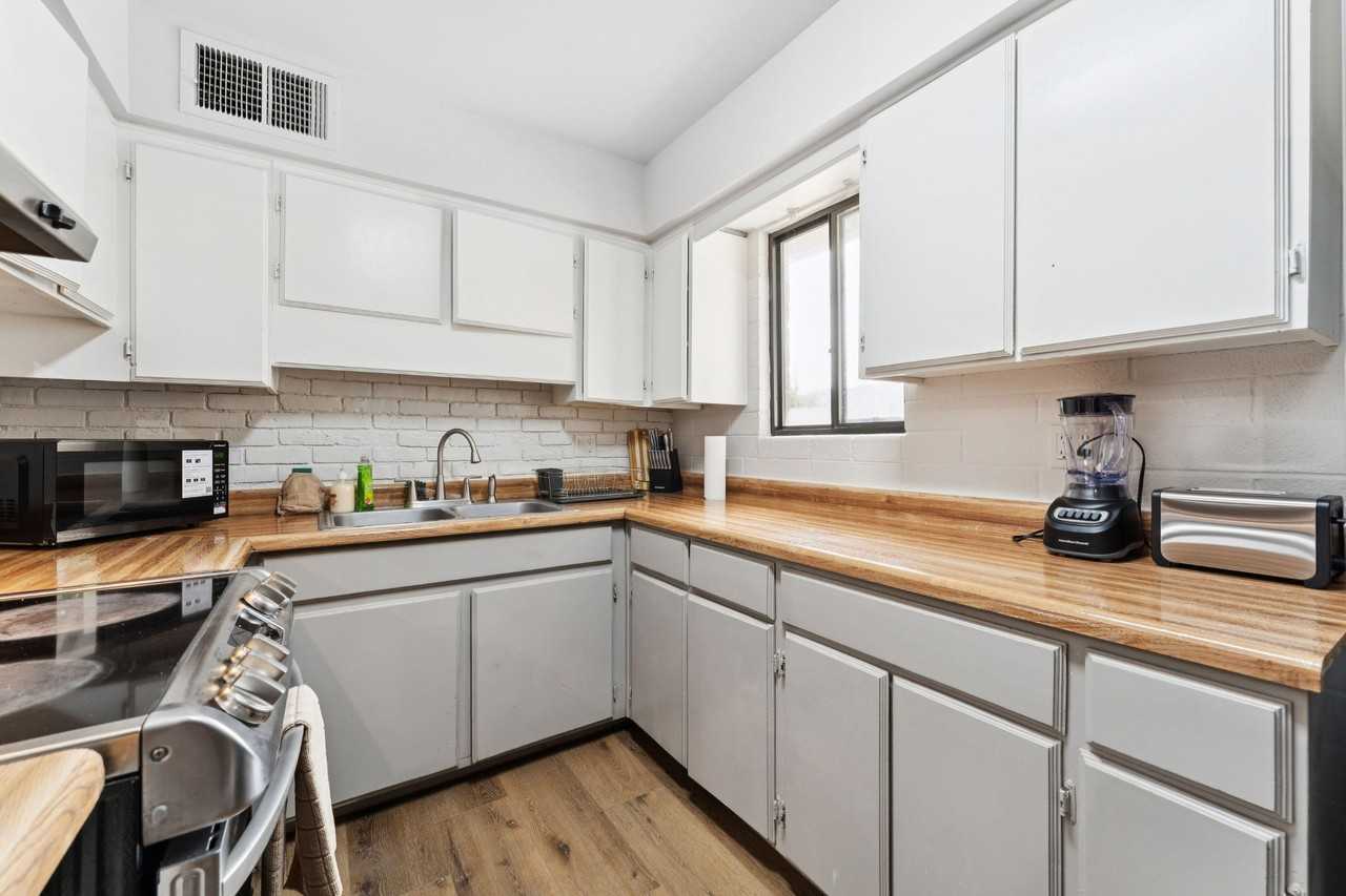 W South Mountain Ave - Photo 4 of 10