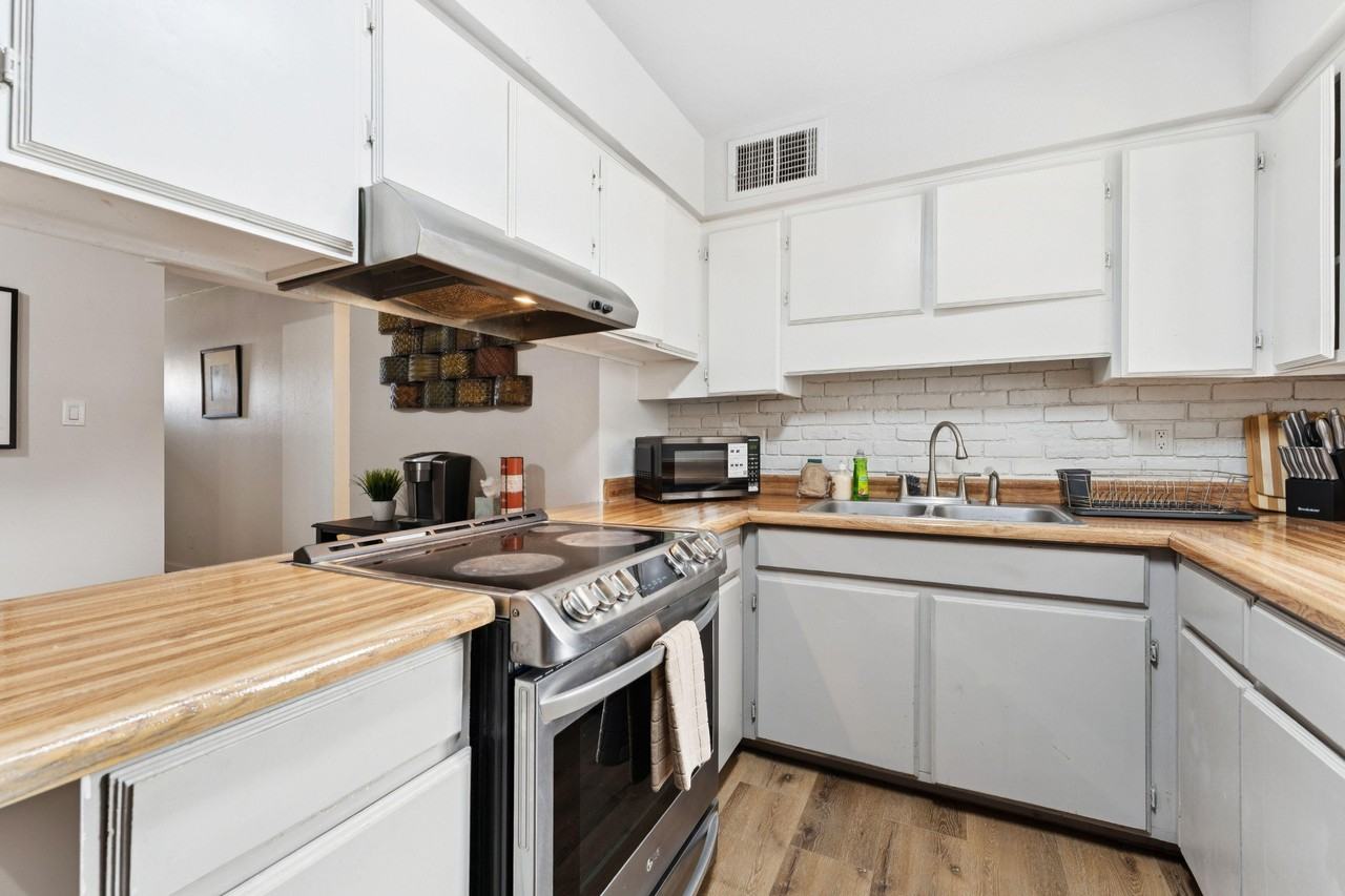 W South Mountain Ave - Photo 5 of 10