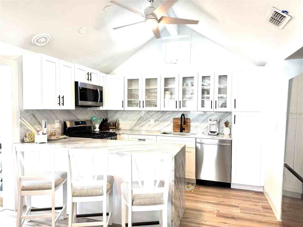 701 Broadway St - Photo 6 of 33