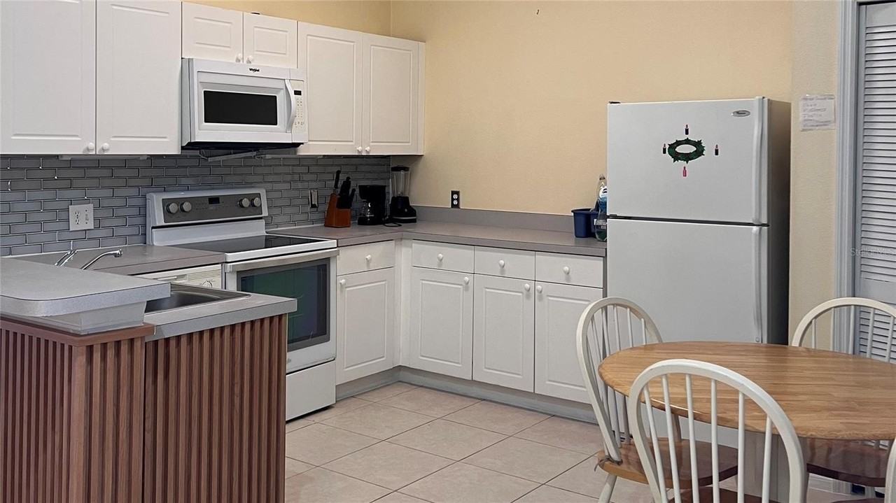 8848 Grand Palms Circle #B - Photo 6 of 23