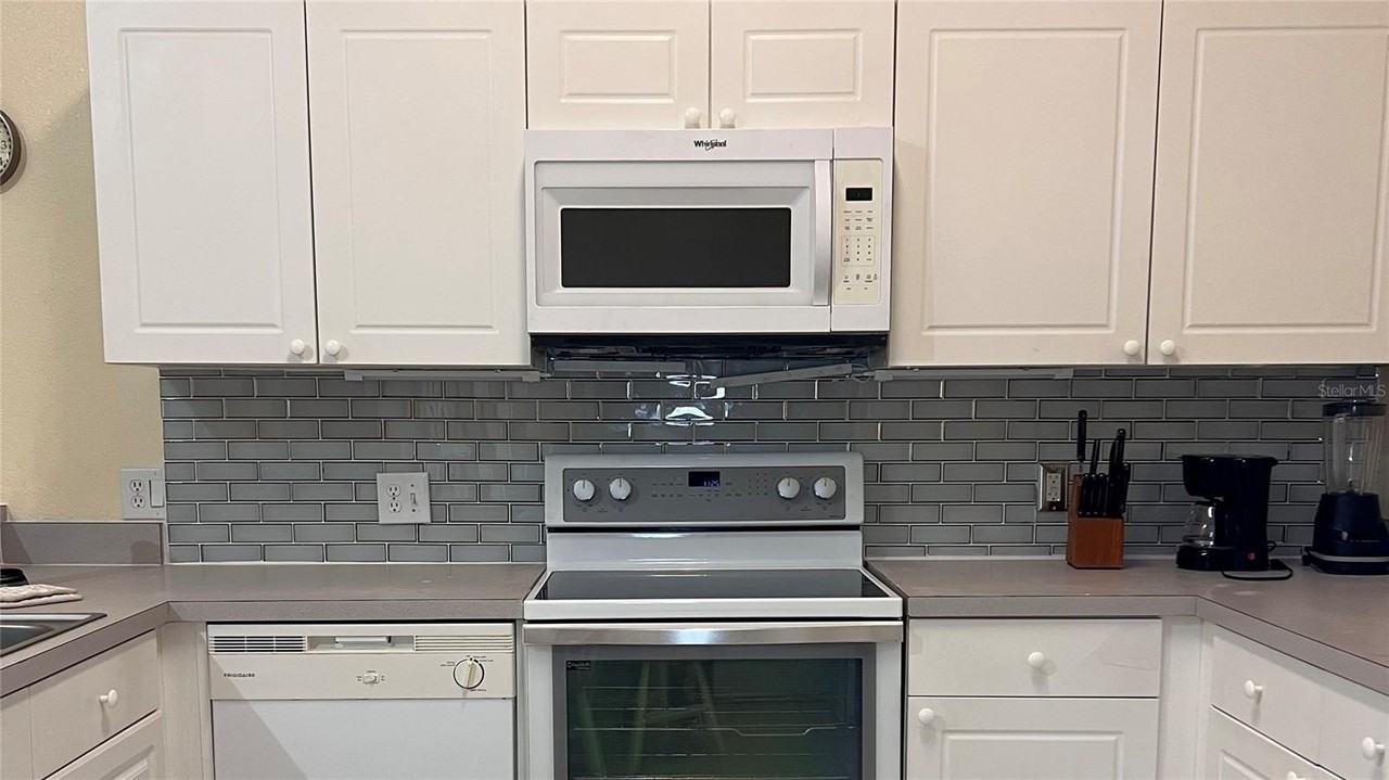 8848 Grand Palms Circle #B - Photo 7 of 23