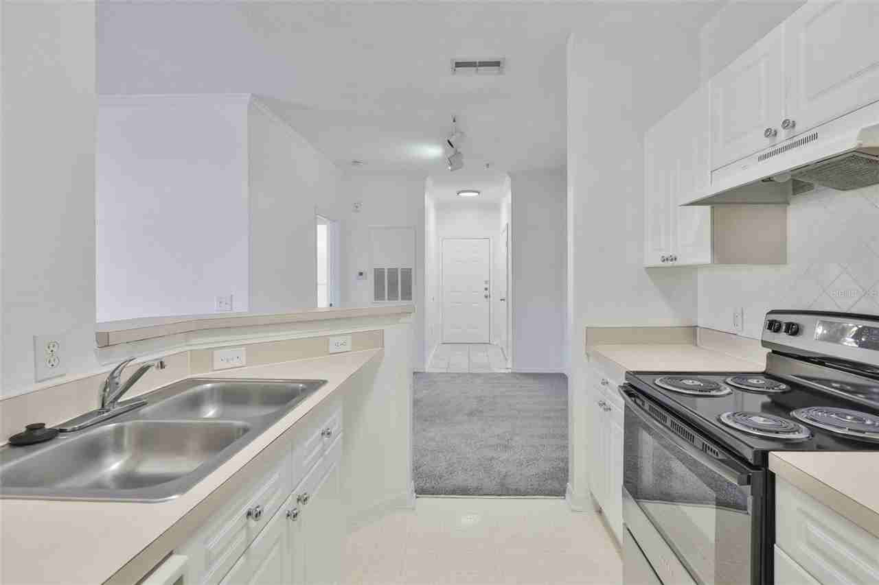 18001 Richmond Place Dr - Photo 6 of 30