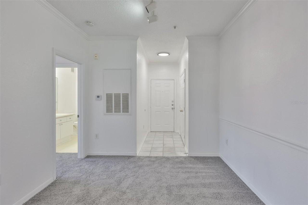 18001 Richmond Place Dr - Photo 7 of 30