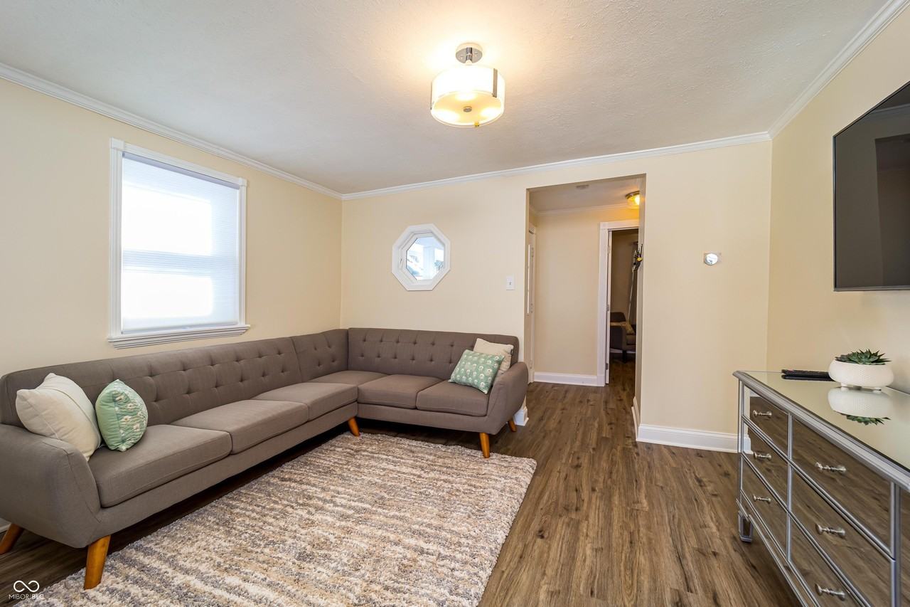 388 W Pearl St - Photo 2 of 13