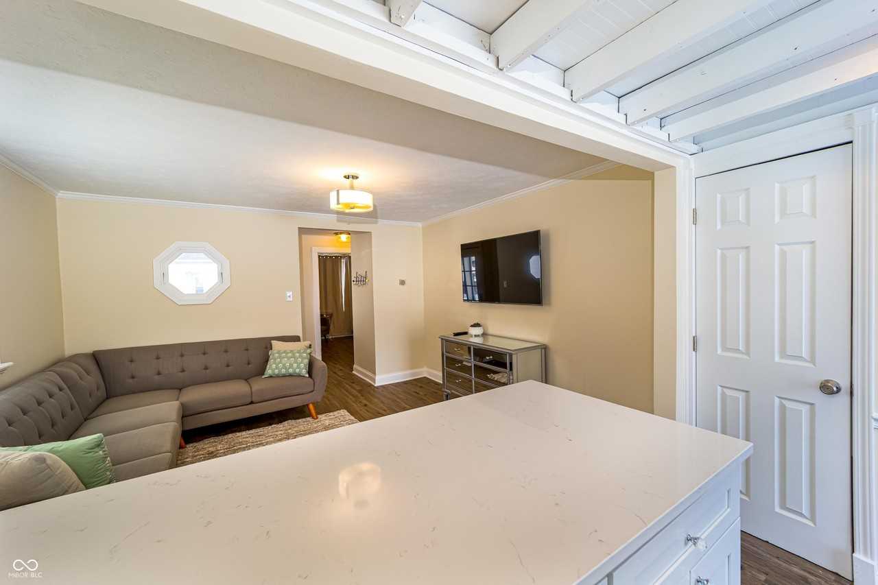 388 W Pearl St - Photo 3 of 13