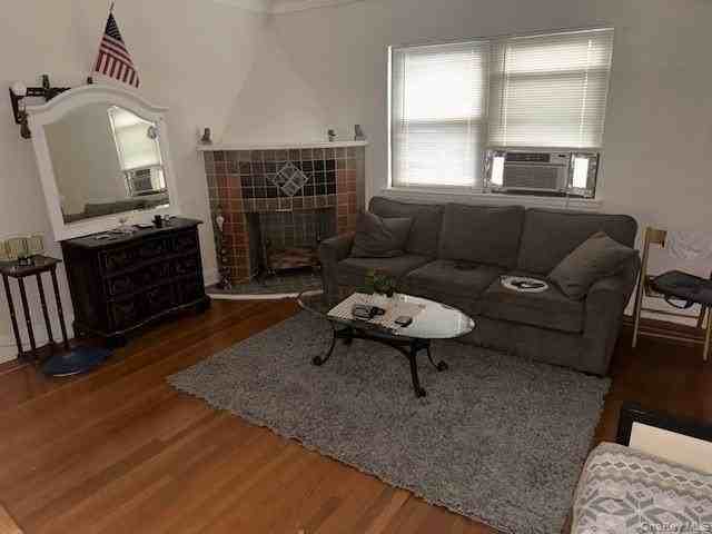 1906 Hering Ave - Photo 2 of 5