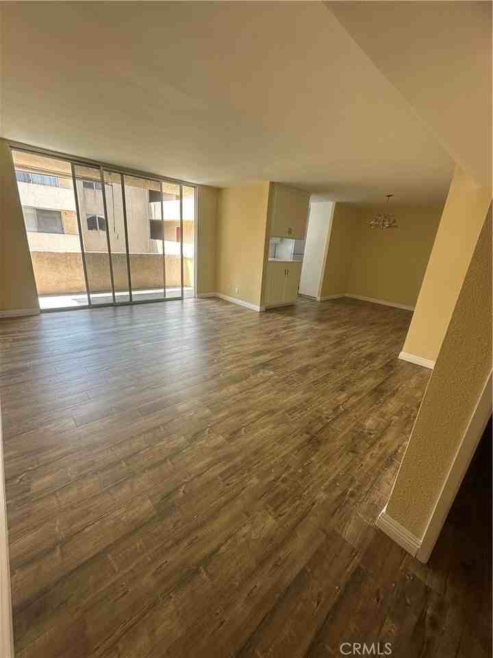 5429 Newcastle Ave #206 - Photo 5 of 18