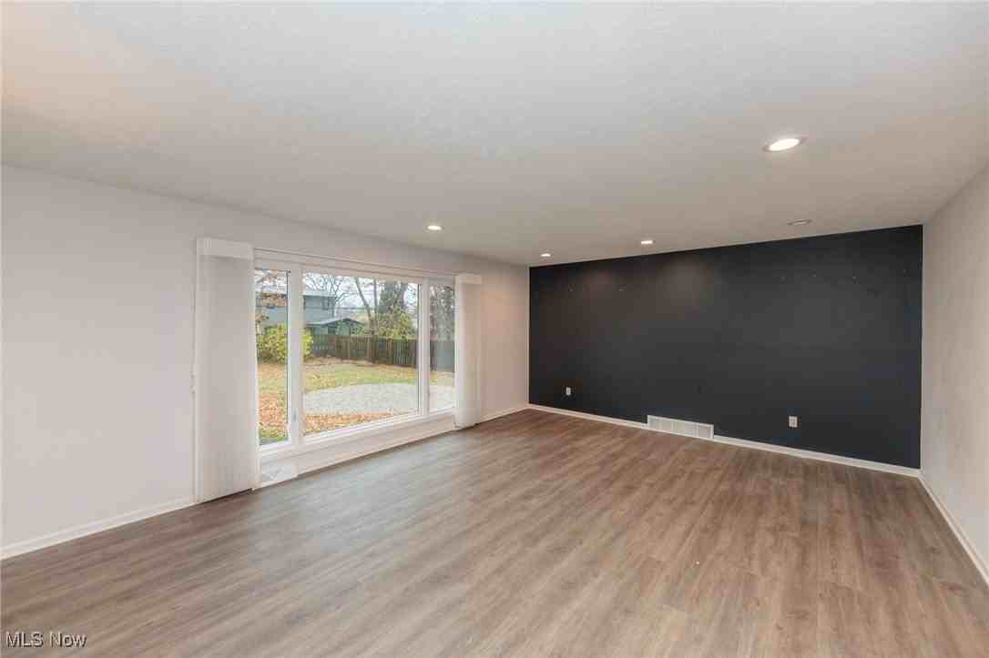 2500 Deborah Dr - Photo 5 of 42