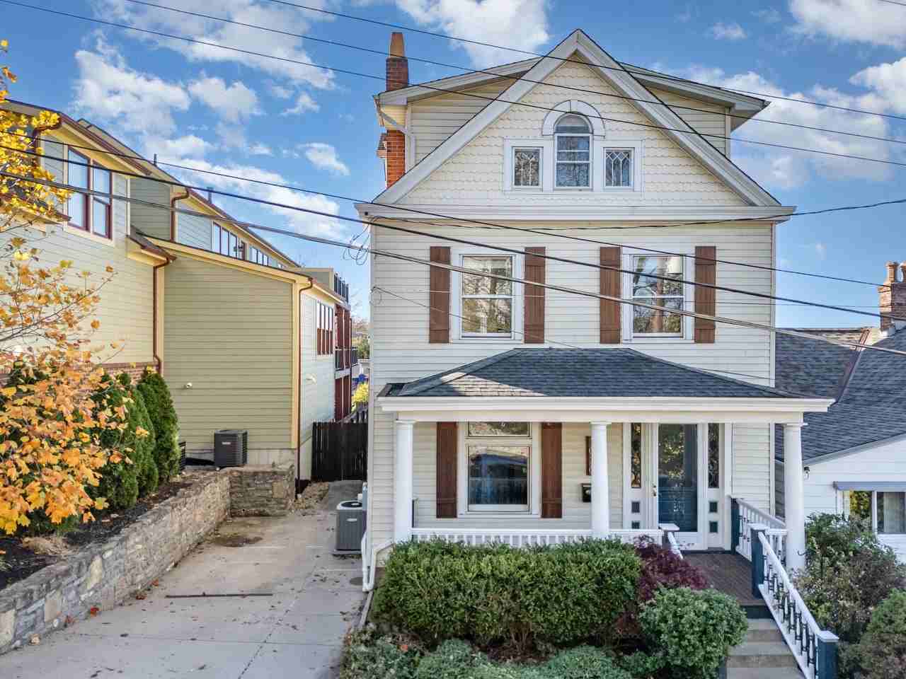 1030 Vine St - Photo 2 of 17