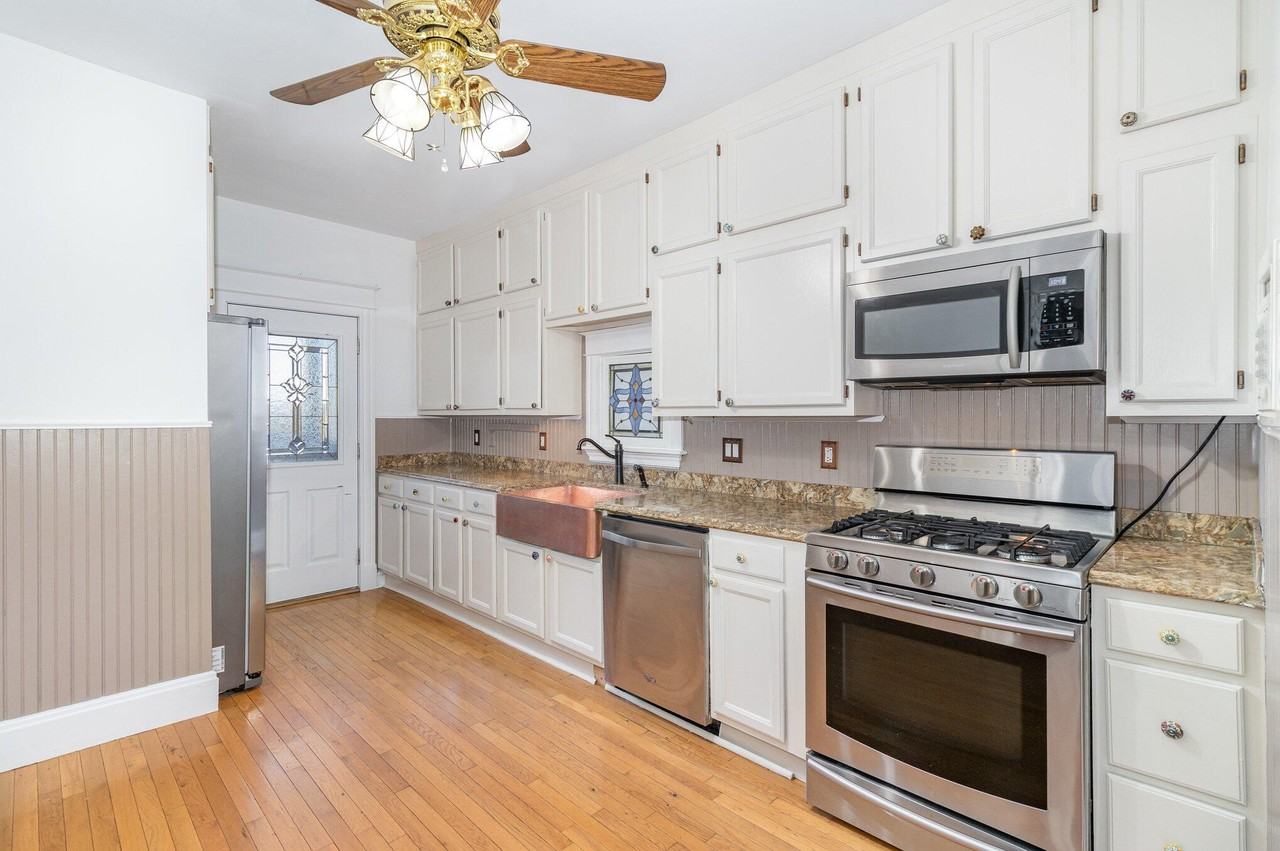 1030 Vine St - Photo 6 of 17