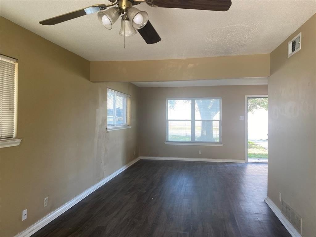 1710 N Travis St - Photo 2 of 17