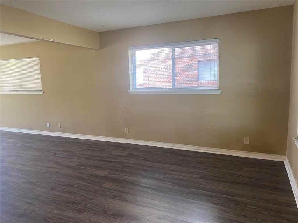 1710 N Travis St - Photo 3 of 17