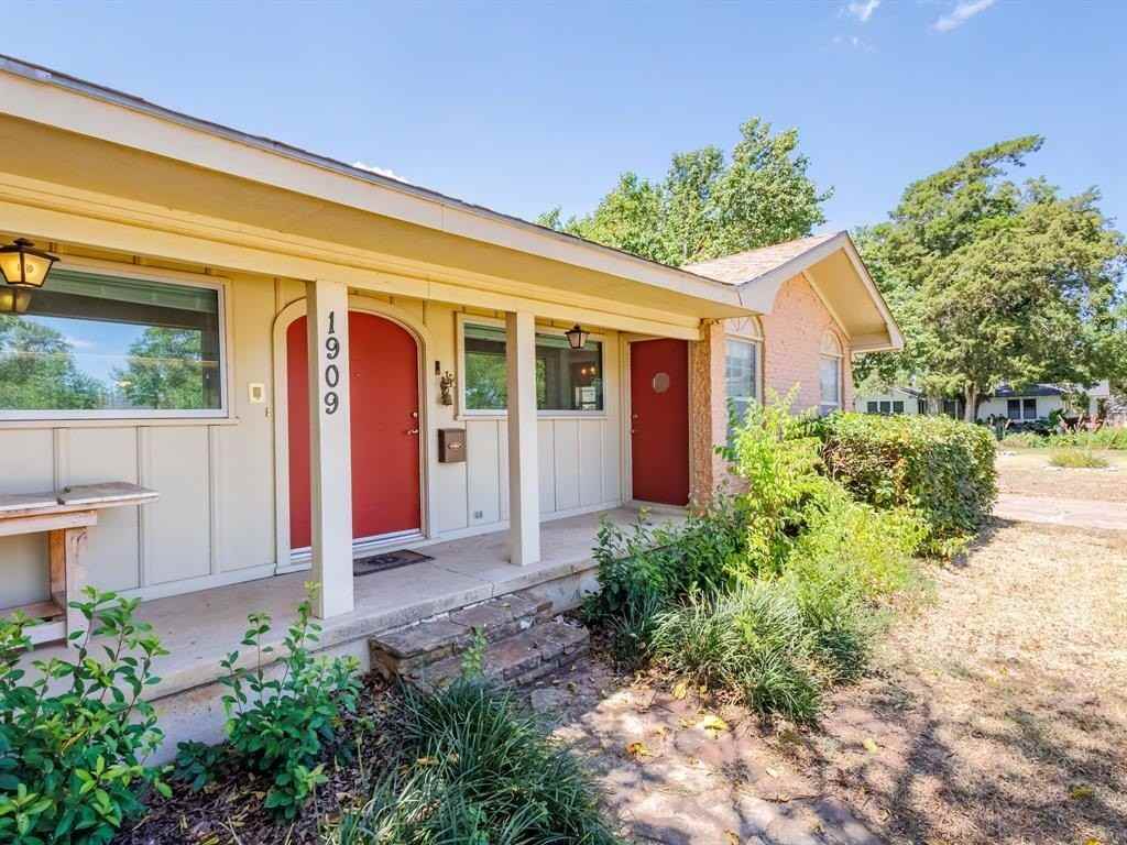 1909 8th St - Photo 2 of 19