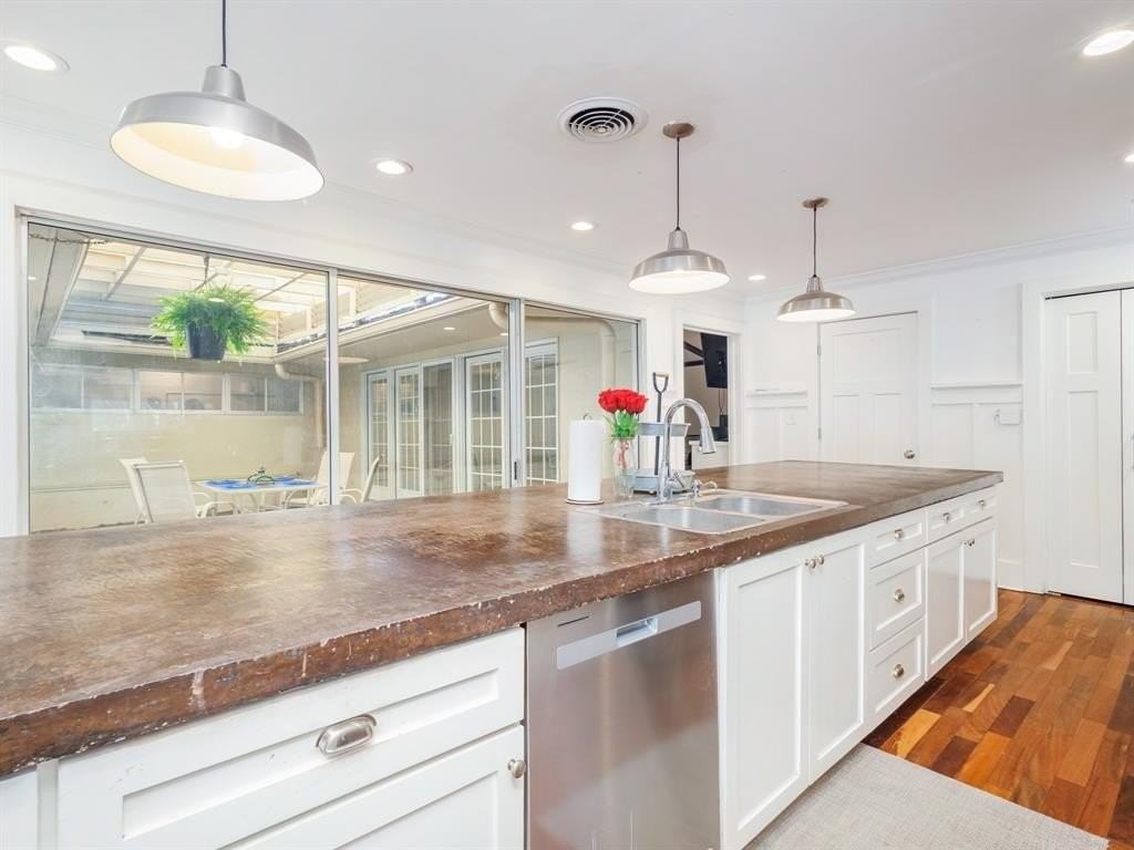 1909 8th St - Photo 5 of 19