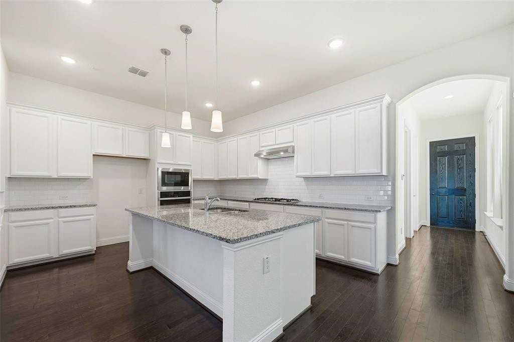 18136 Lakefront Ct - Photo 4 of 21