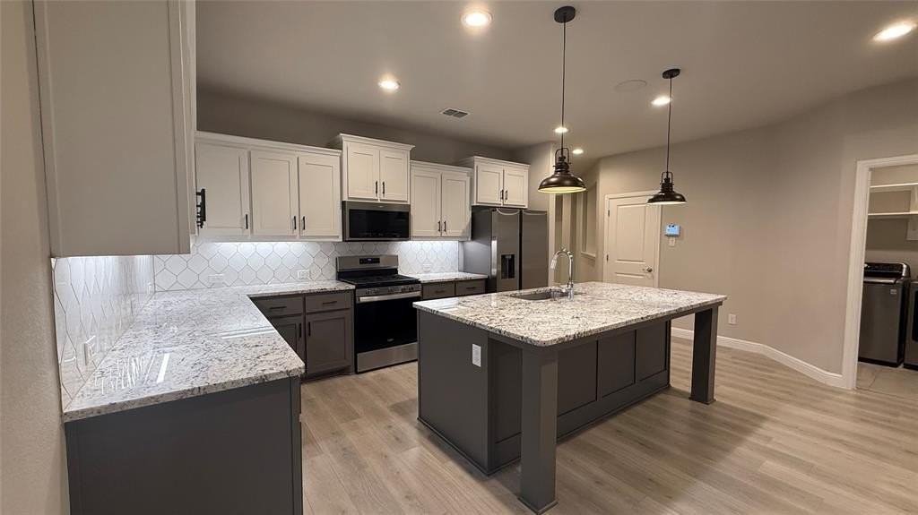 1713 Stetson St - Photo 4 of 24