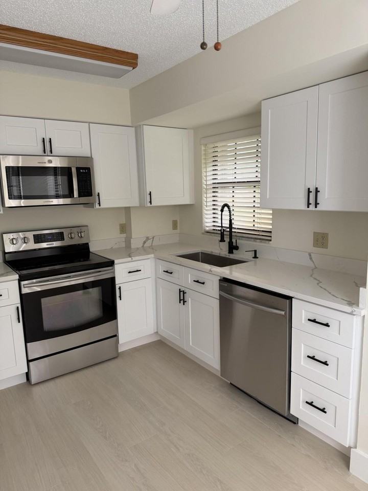 13505 Fountain View Blvd - Photo 2 of 18