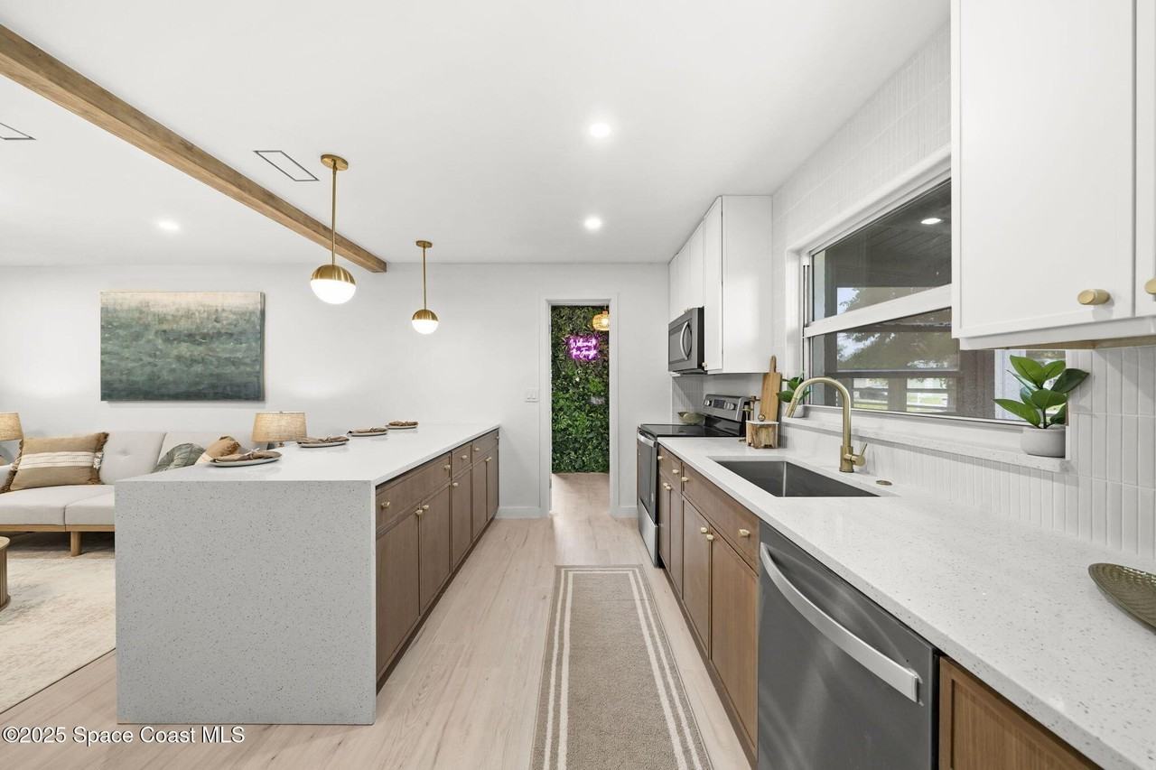 325 Eva St Ne - Photo 5 of 17