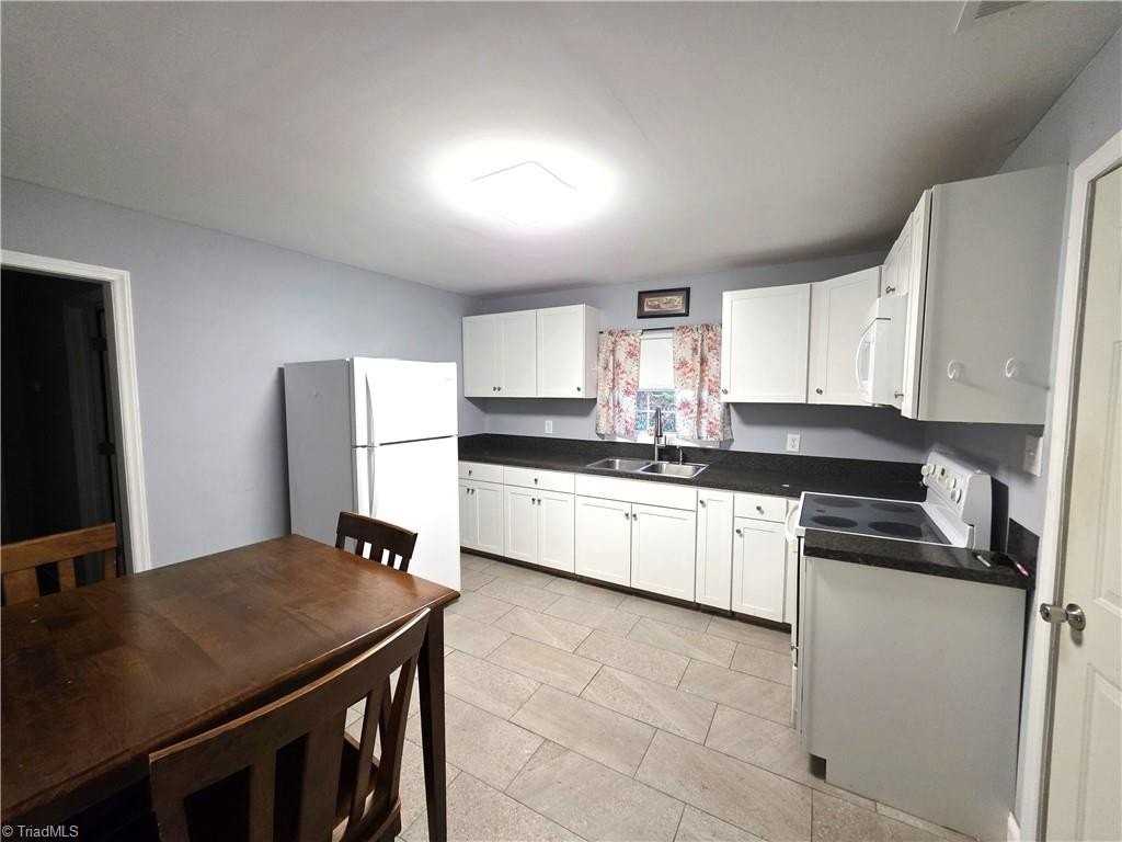 902 N South St - Photo 4 of 9