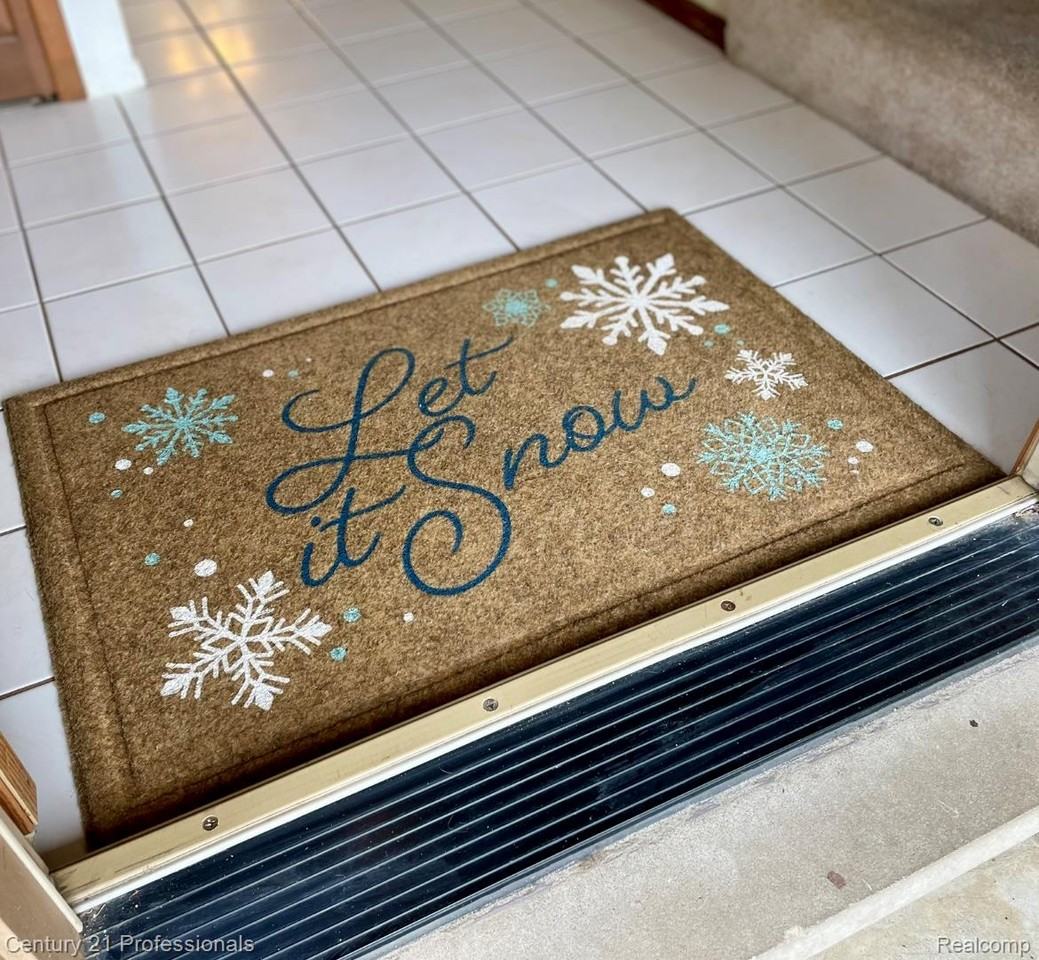 726 Baker Street - Photo 3 of 23