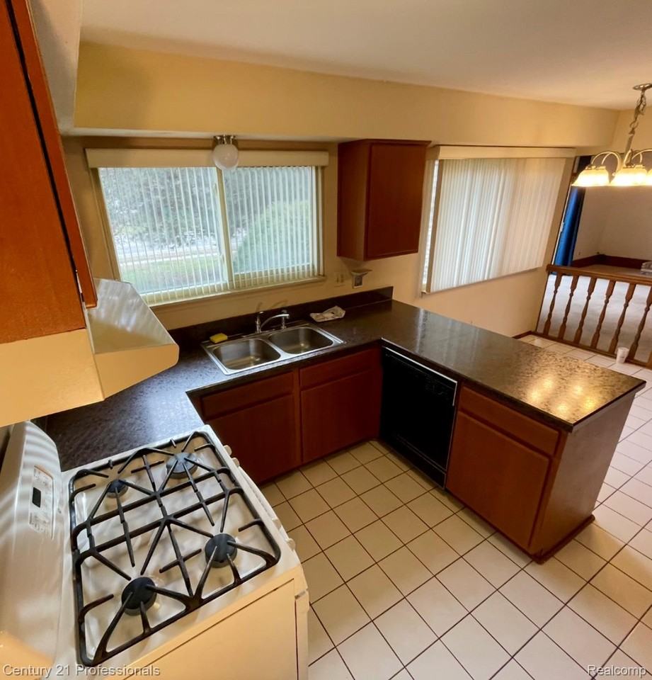 726 Baker Street - Photo 5 of 23