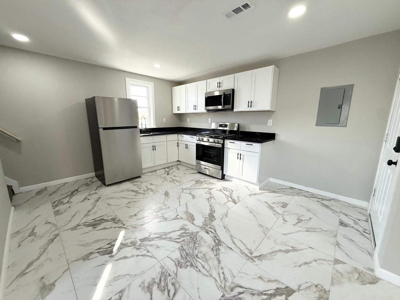 41 Howe St - Photo 2 of 9