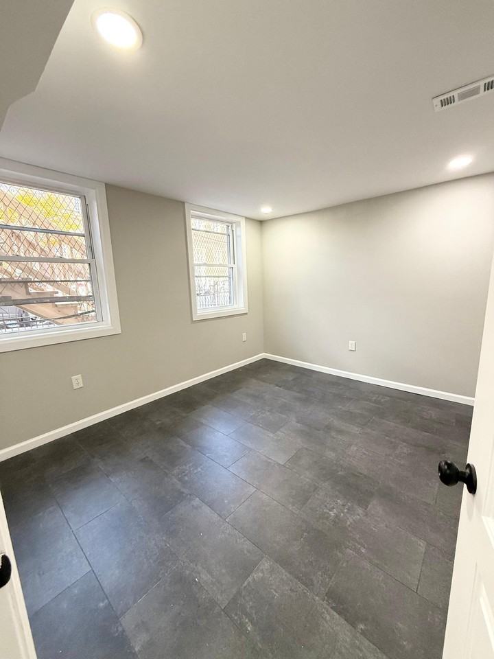 41 Howe St - Photo 7 of 11