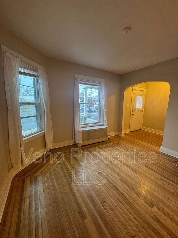 305 Altamont Ave - Photo 4 of 14