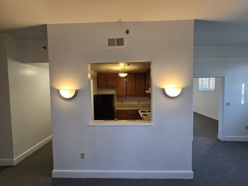 633 W Washington St #10 - Photo 3 of 16