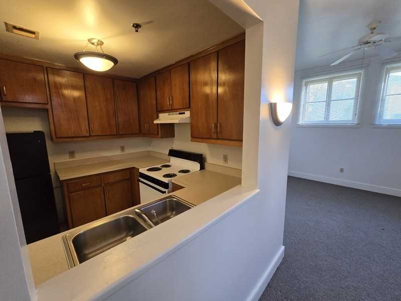 633 W Washington St #10 - Photo 4 of 16